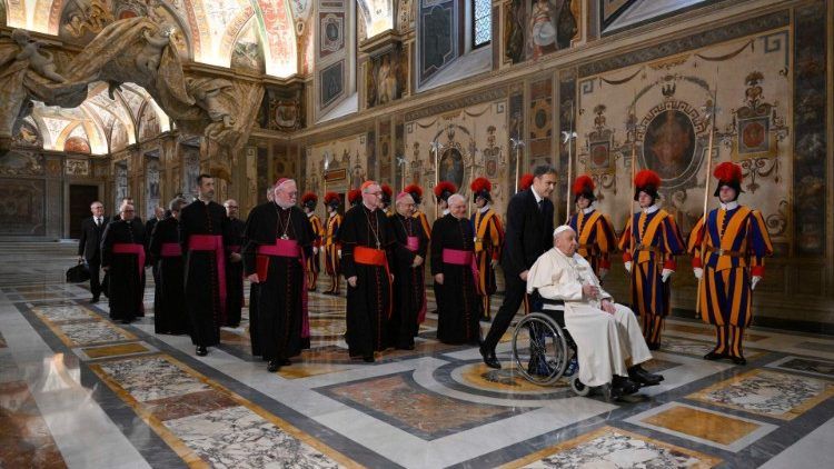 Il Papa mentre si reca nell'Aula della Benedizione