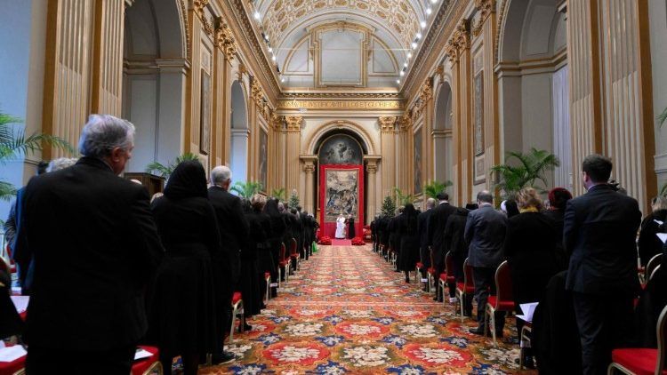 L'Aula della Benedizione del Palazzo Apostolico dove si è svolta l'udienza al corpo diplomatico